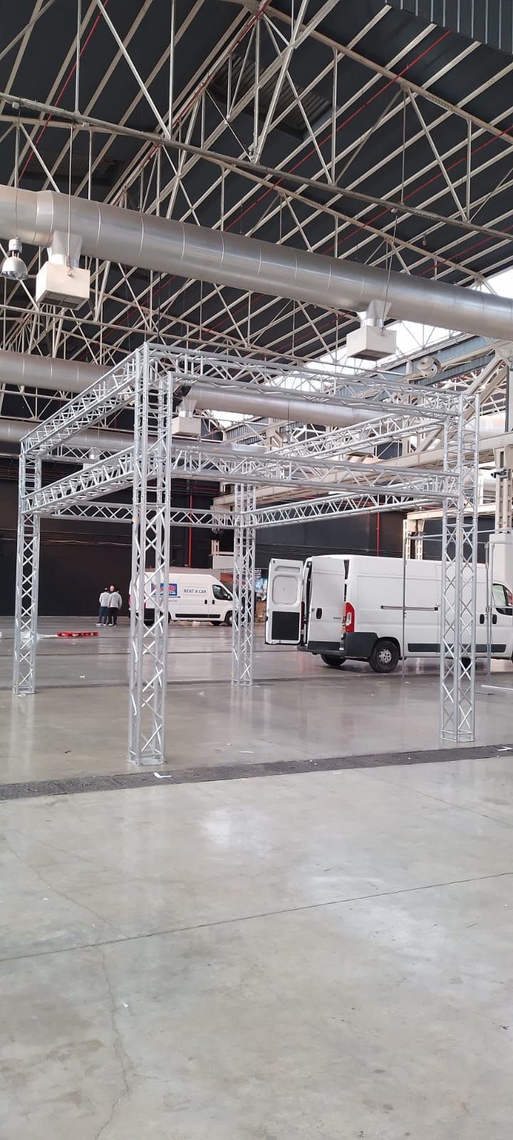 Estructura de truss montada en salón de exposiciones